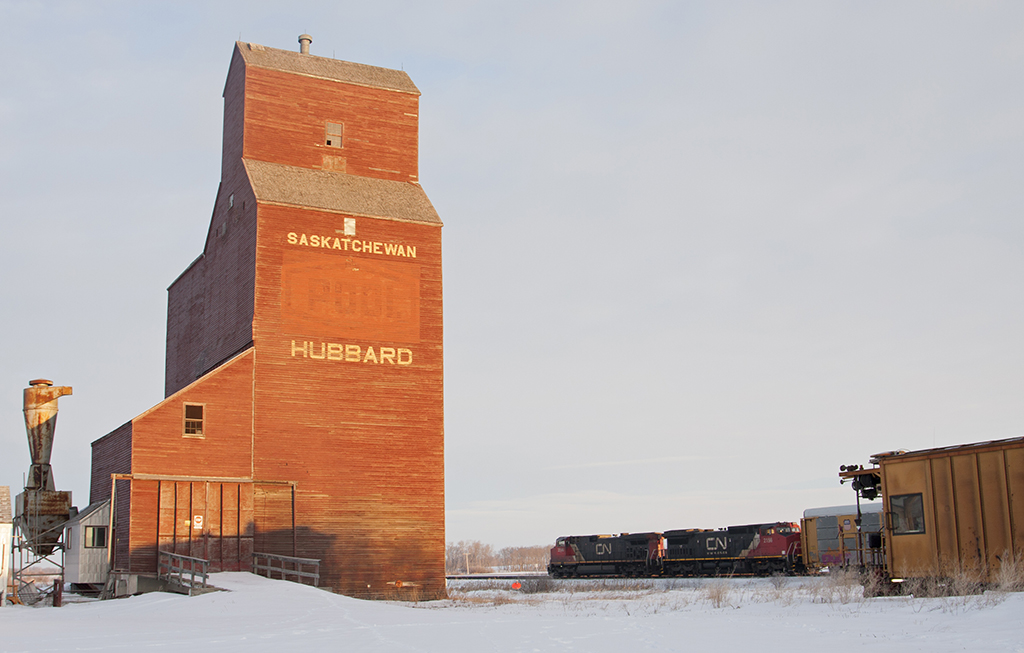 The classic wooden grain elevator! CN 2596 west takes the siding at Hubbard as it makes it way past the abandoned grain elevator.