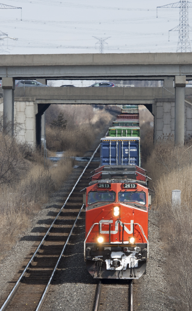 CN 2613 leads this Q series stack west to BIT
