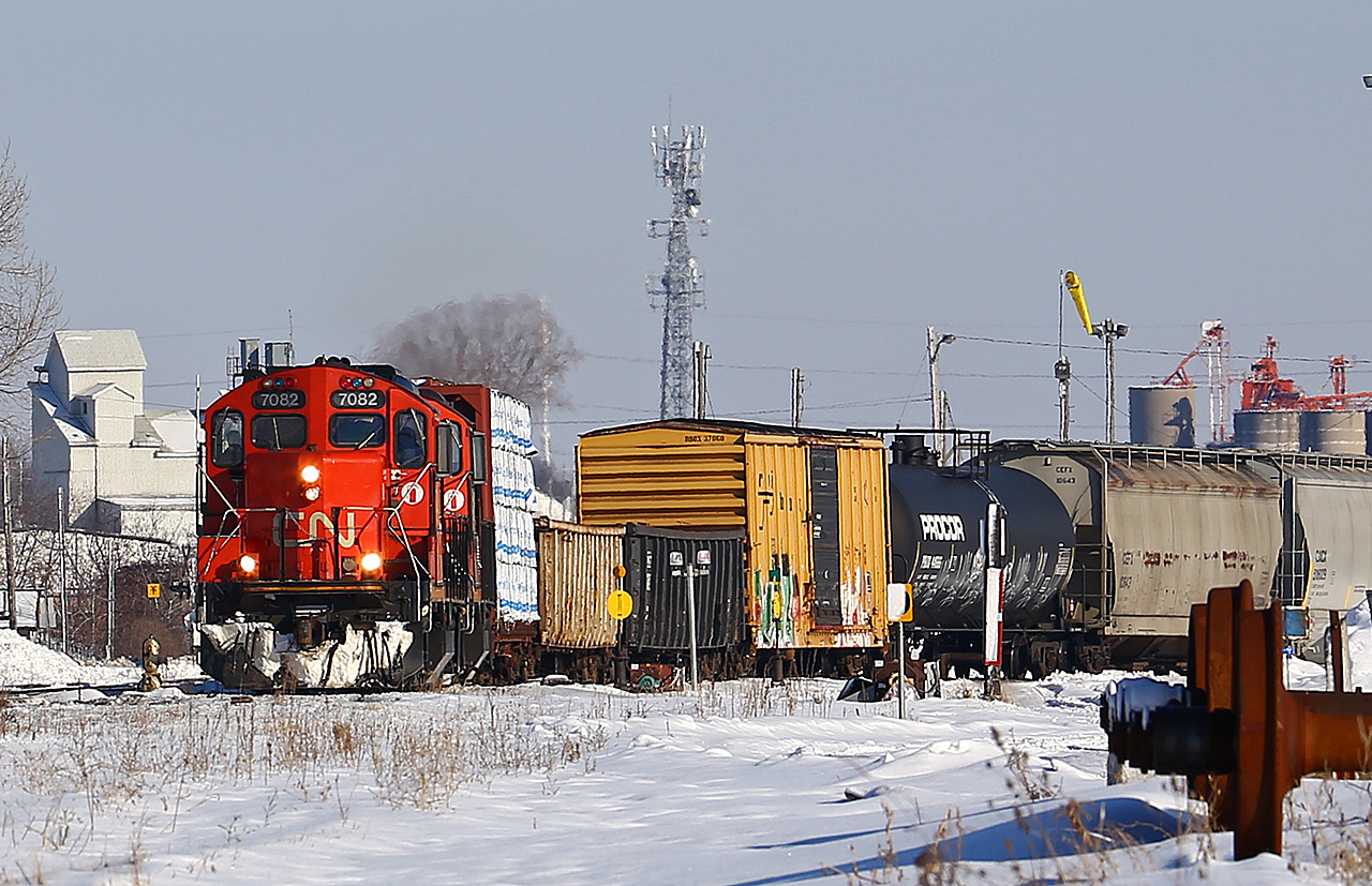 Pinch-hitting for the regularly-assigned GP38-2's after a minor derailment a few days earlier, a borrowed pair of London geeps pause at the junction to unlock the radio derail (note lights in front of the black gon). The ill-sounding leader would end up having its' own mechanical difficulties a few days later and was sent back to Mac yard for some attention.