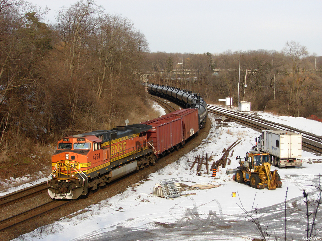 CN U71121 16, BNSF 4794 West charges up the South track at Bayview.