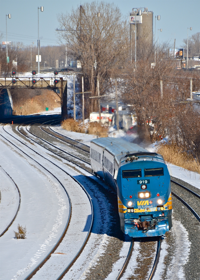 On a very sunny afternoon, VIA 919 leads 3 LRC cars westwards. This is VIA 57 which goes to Toronto the long way, via Ottawa. For more train photos, click here.
