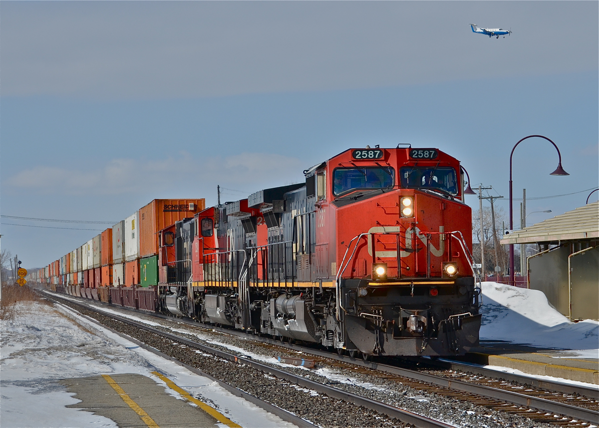 A very late CN 120 with CN  2587, CN 2524 & CN 5724 as a Pilatus PC-12 is seen on the approach to nearby Dorval airport. For more train photos, click here.