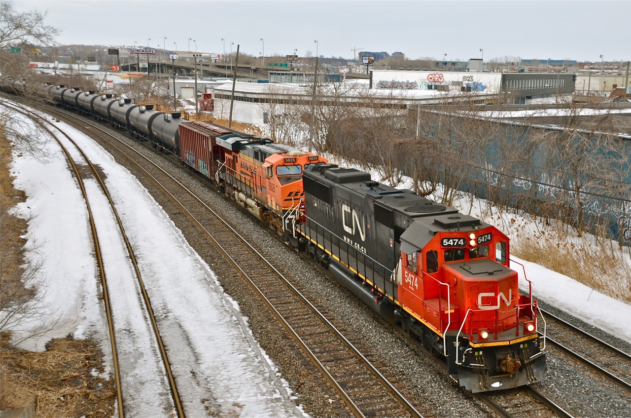 CN 5475 & BNSF 5825 head west with CN 711 after changing crews at Turcot West. For more train photos, click here.