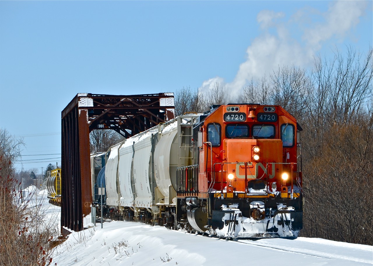 CN 538 (the Valleyfield local) is heading towards Cecile Jct with CN 4720 leading. Behind it is CN 327, which will pass 10 minutes later. For more train photos, click here.