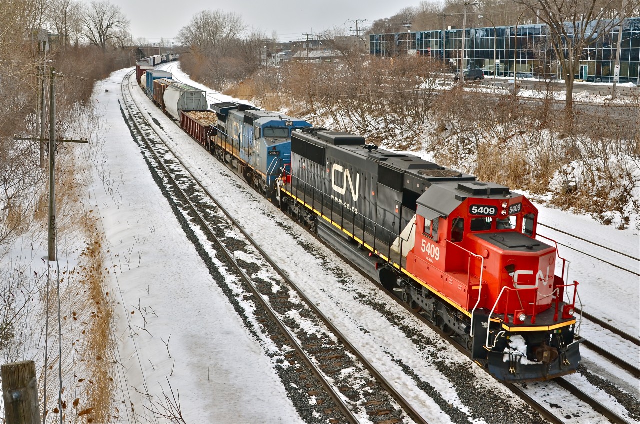 A much later than usual CN 324 (bound for St-Albans Vermont and interchange with the NECR) heads east with a stellar lashup - CN 5409 & IC 2457. For more train photos, click here.
