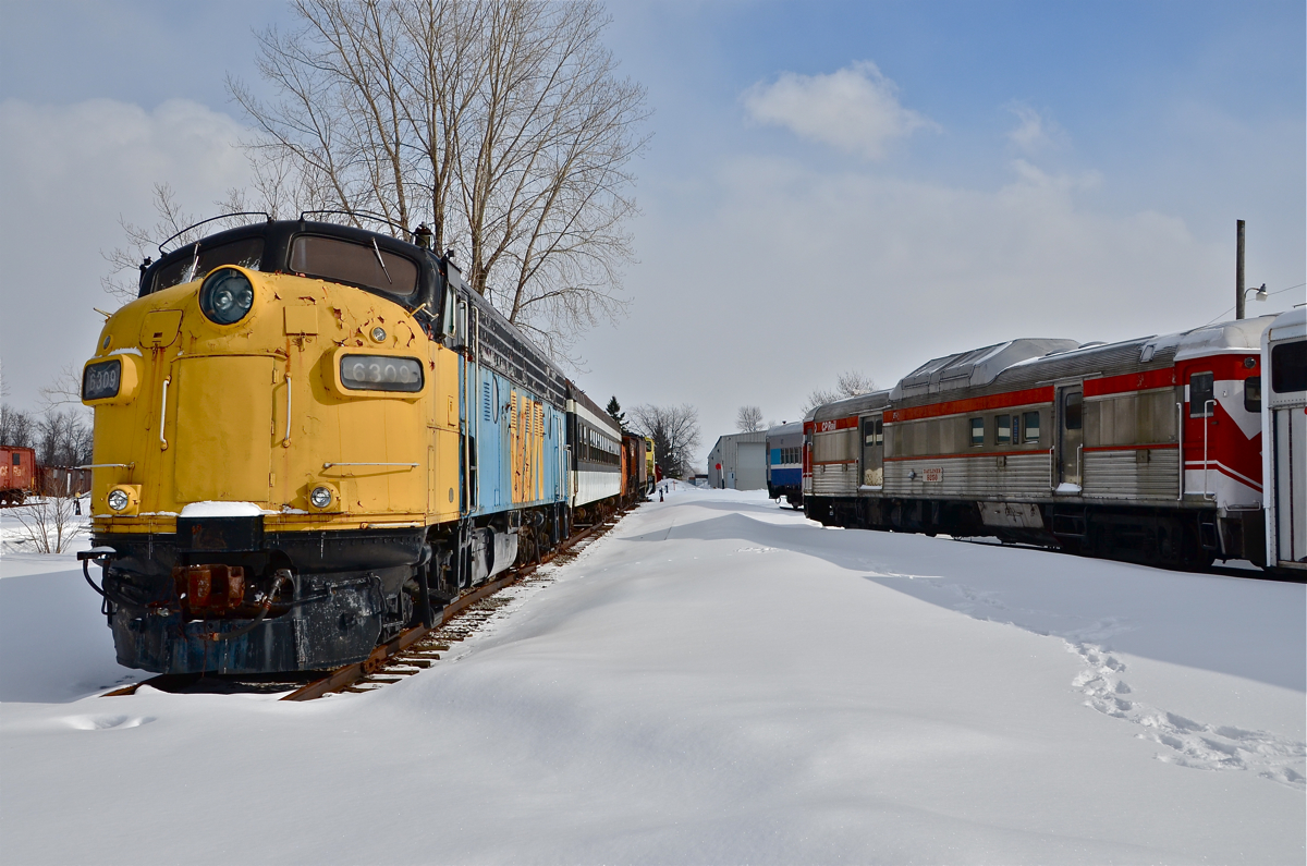 Its paint peeling, VIA 6309 could stand a little cosmetic attention. It was built by GMD as CN 6528 in 1957. It was retired by VIA Rail in 2000 and donated to Exporail in 2004 and has not been refurbished since. At right is CP 9250, a Budd RDC-4. For more train photos, click here.