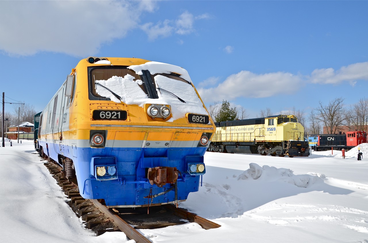 A trio of units are seen at Dorval on a sunny winter afternoon. From left to right are VIA 6921 (BBD LRC-3), SLQ 3569 (ex-CN MLW M420W) and CN 30 (GE 70 tonner). For more train photos, click here.