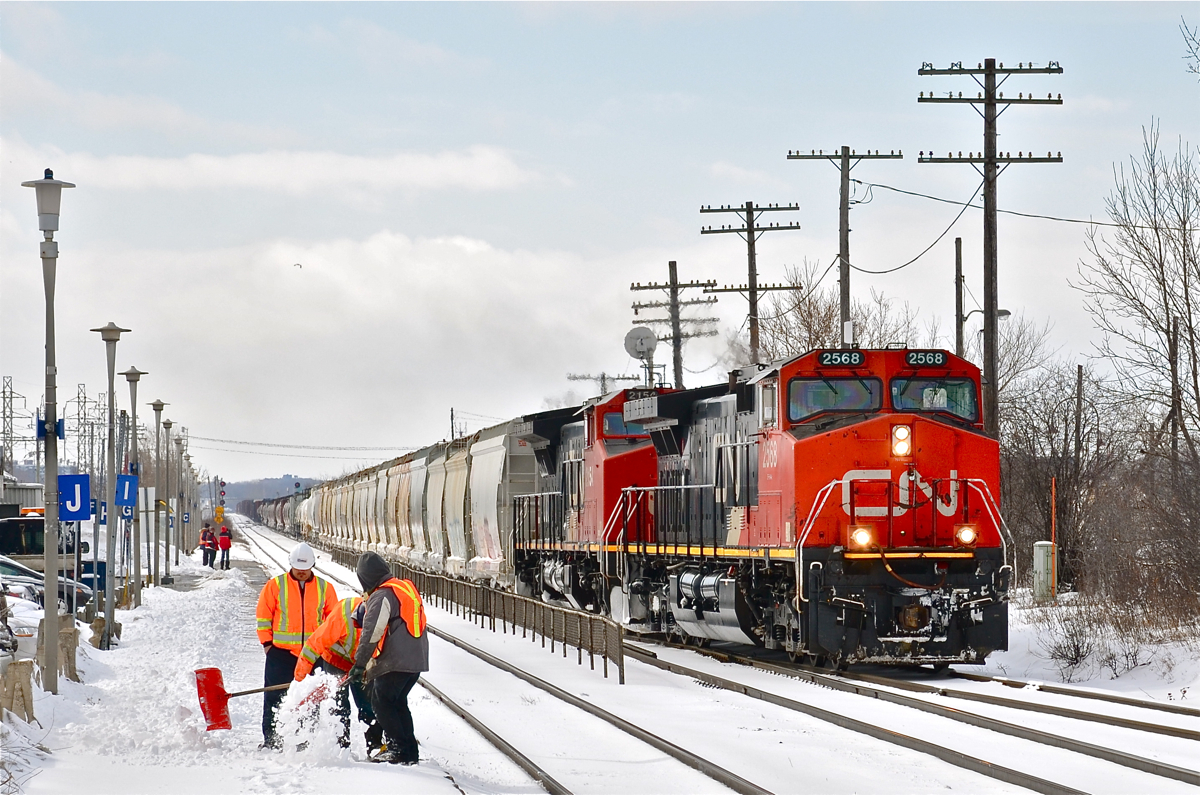 3 men, 2 shovels. CN 2568 & CN 2154 head east through Dorval with CN 368. The clearing crew seemed to have a supervisor with them! He did nothing the whole platform while the other 2 fellows shovelled. For more train photos, click here.