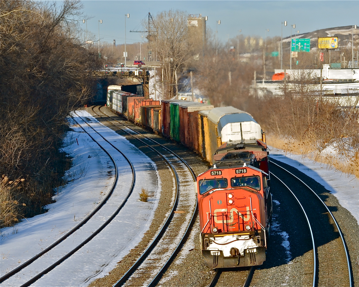 CN 5718 & CN 2102 head west through Montreal West about an hour and a half before sunset. For more train photos, click here.