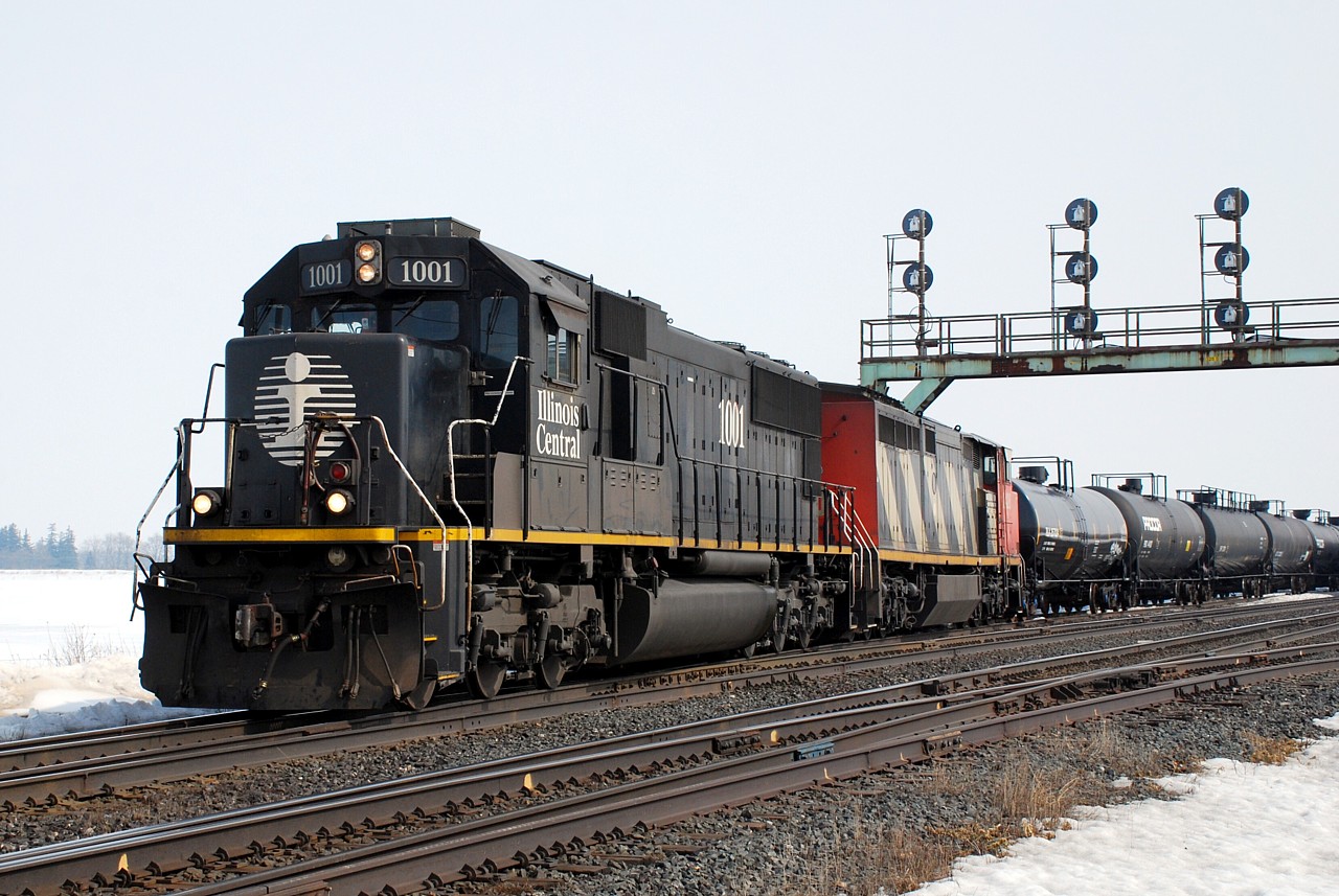 CN 331 was hot on 385's heels today, and made quick work of their work at Paris West. IC 1001 and CN 2428 pull their lift off the north service track.