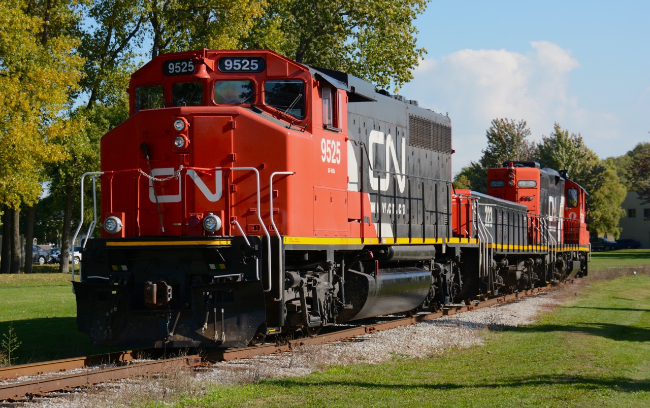 CN9525 with slug 223 and CN7255 working the Cargill elevator shunt in Sarnia.