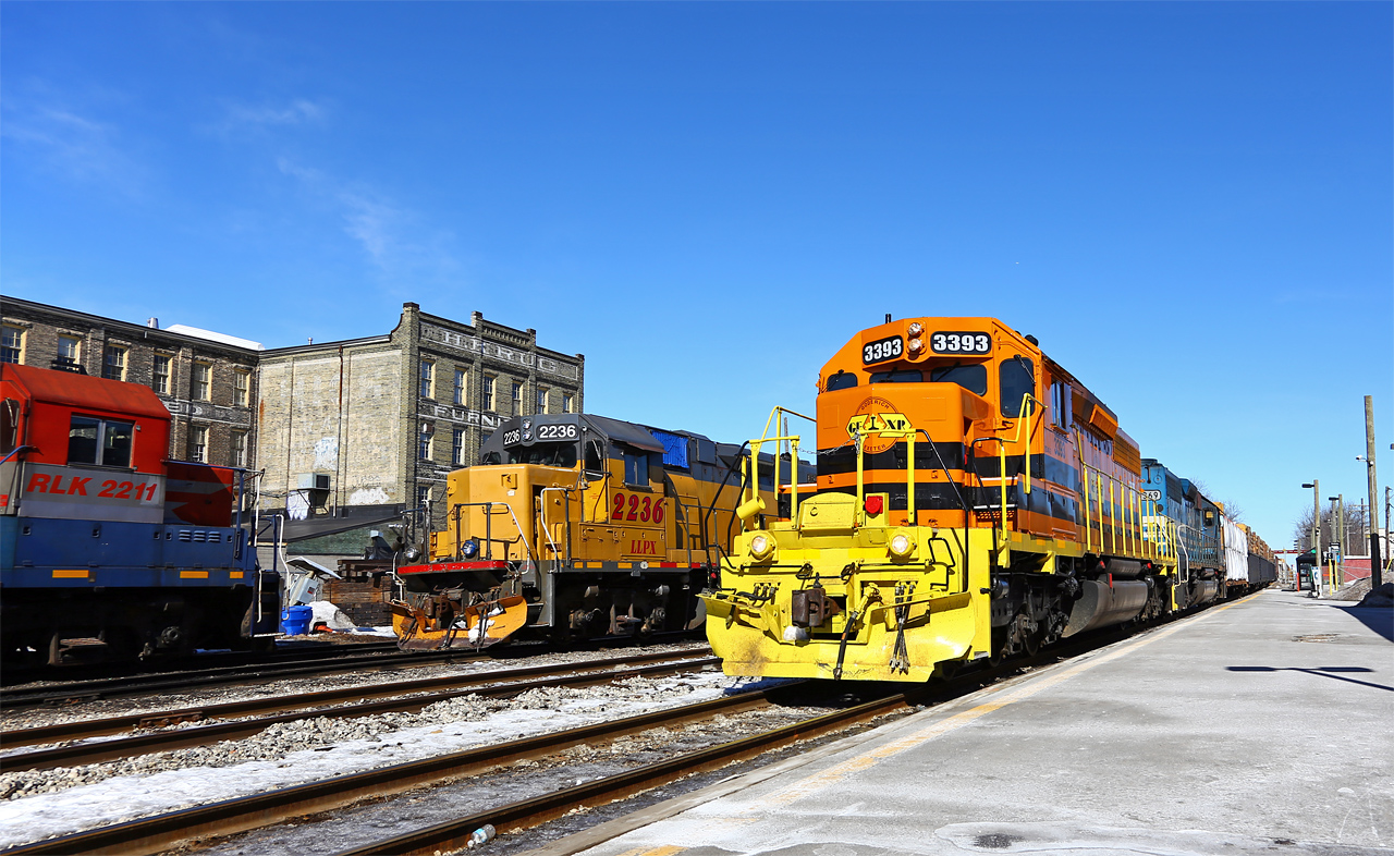 GEXR 3393 is in the lead of 431 with a former GSCX partner trailing. The train is pulling past the crossover into the yard so that the train can be backed into the yard and tied down for the day. At left, RLK 2211 and LLPX 2236 have the day off before going back to work on the 580-series locals the next day.