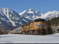Under the Three Sisters peak, loaded potash 673 with UP5521-5514 with mid-train DPU UP5539 and trailing DPU CEFX1044 power through Cokato westwards heading for the Kingsgate border crossing into Idaho.