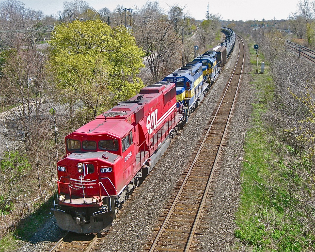 SOO 6058, DME 6368 ("City of Claremont") & ICE 6452 ("City of St. Paul") head west through Beaconsfield with an empty unit train.