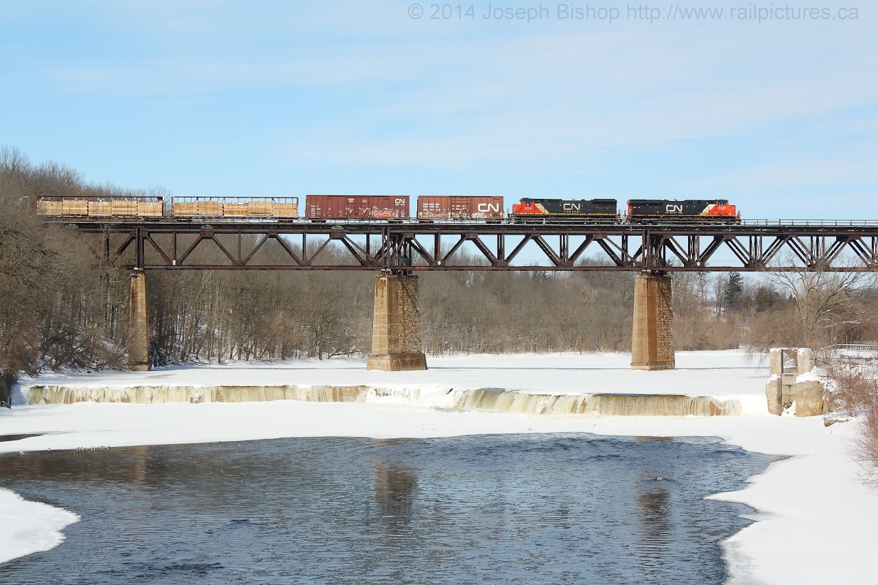 CN 2336 and CN 2109 lead train X332 across the Grand River in Paris.