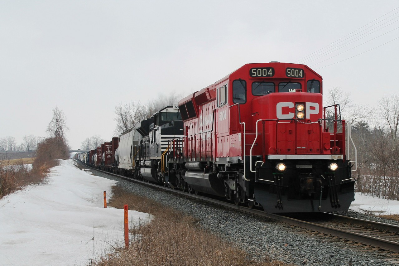 12:52 For my third FPON I moved to GobleS Rd crossing to the west of Drumbo to meet this 8000ft train of mainly empty autoracks. Locos were CP5004 and NS1037.