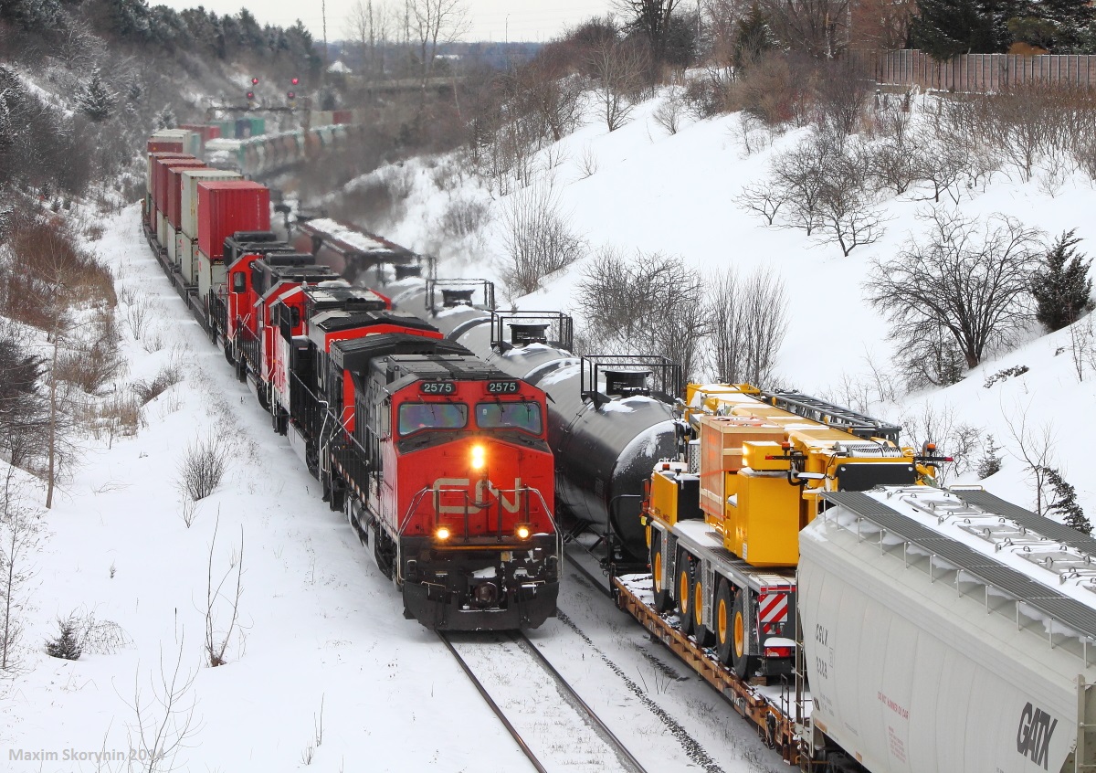 CN 121 passes CN X301 at Hilda, having a decent 4 unit lashup. As seen in the photo, perfect timing brought a yellow crane on X301 going the other direction.
