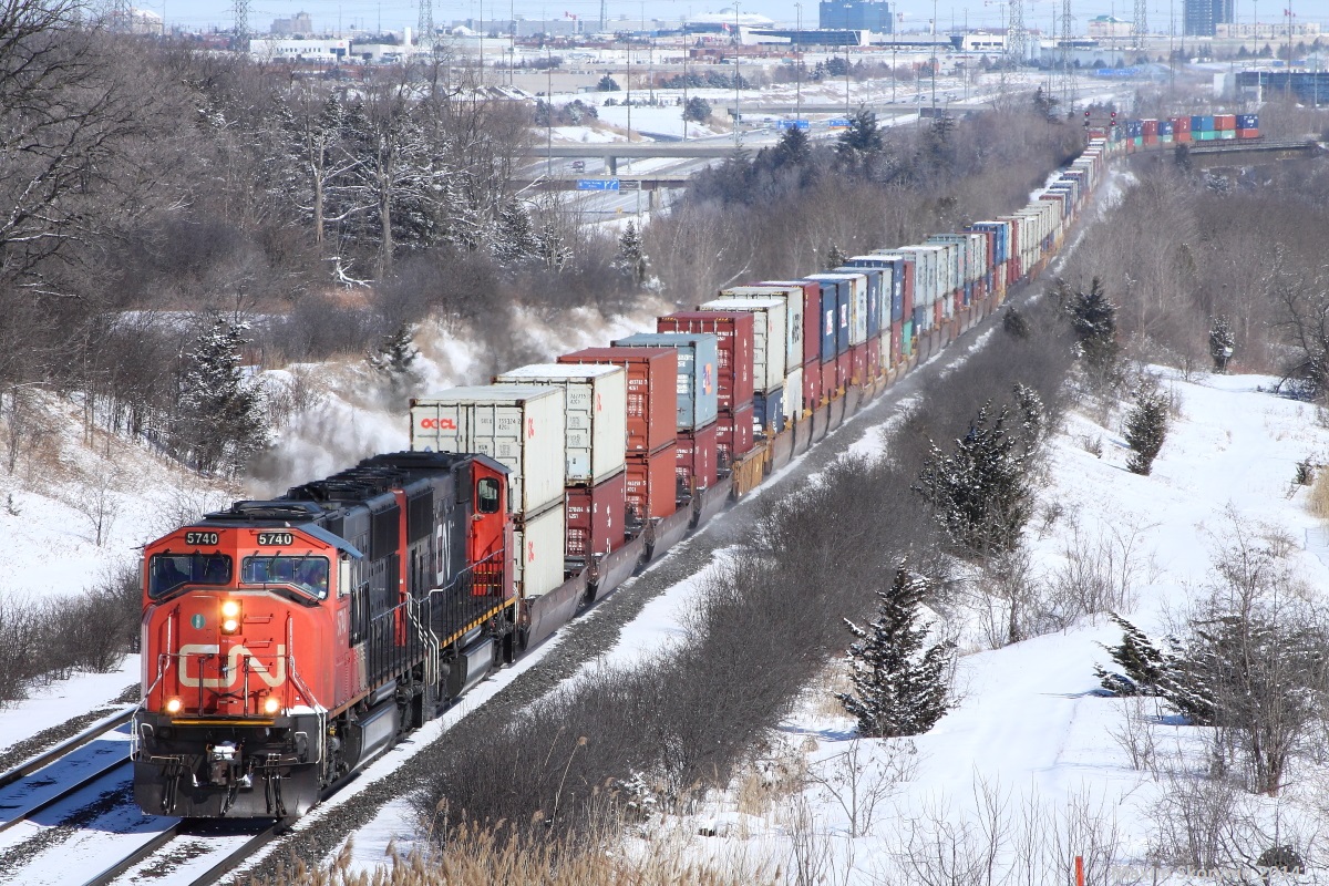 CN 102 passes by Knuckle Alley, now one of my favorite locations, with a pair of SD75I's, hauling a nice intermodal train to BIT.