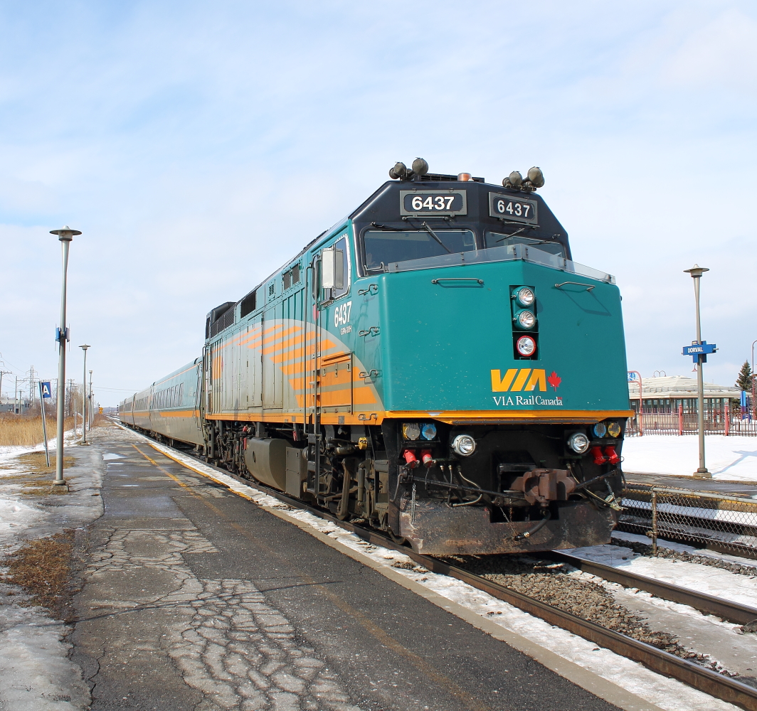 A rebuilt VIA F40PH-3 arrives into Dorval heading eastbound. I got the same unit on a eastbound the previous day.