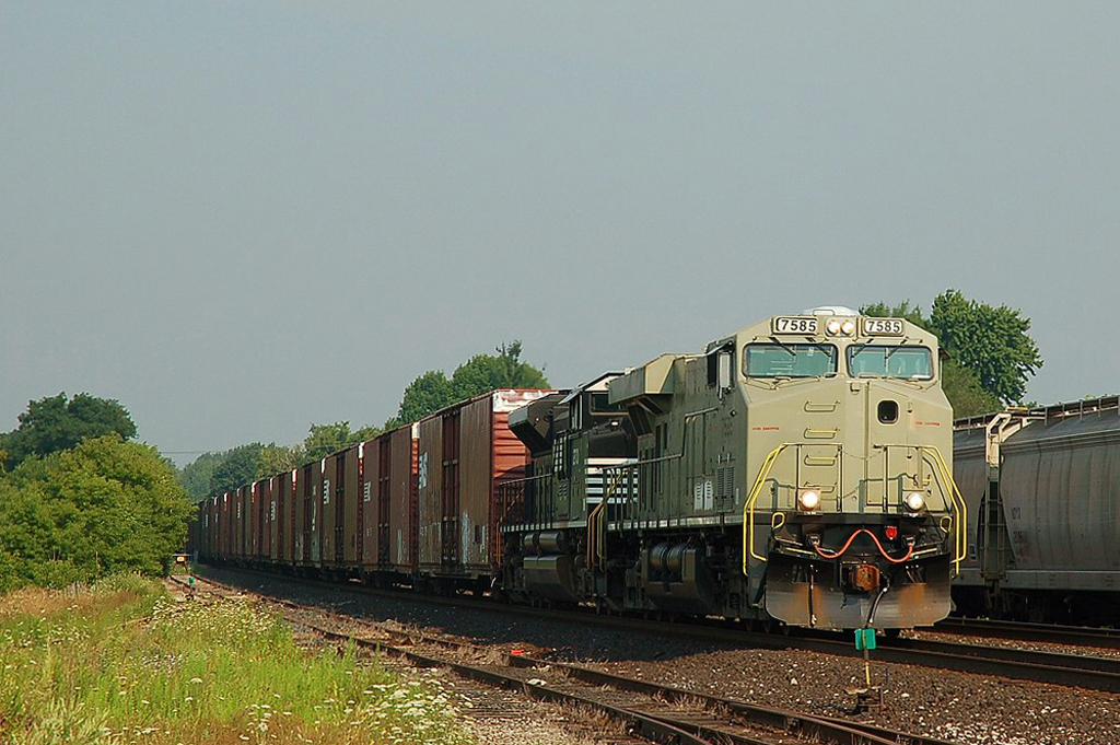 NS 7585 - NS 2701 lead NS 328 through Brantford on it's daily St. Thomas, ON - Buffalo, NY run