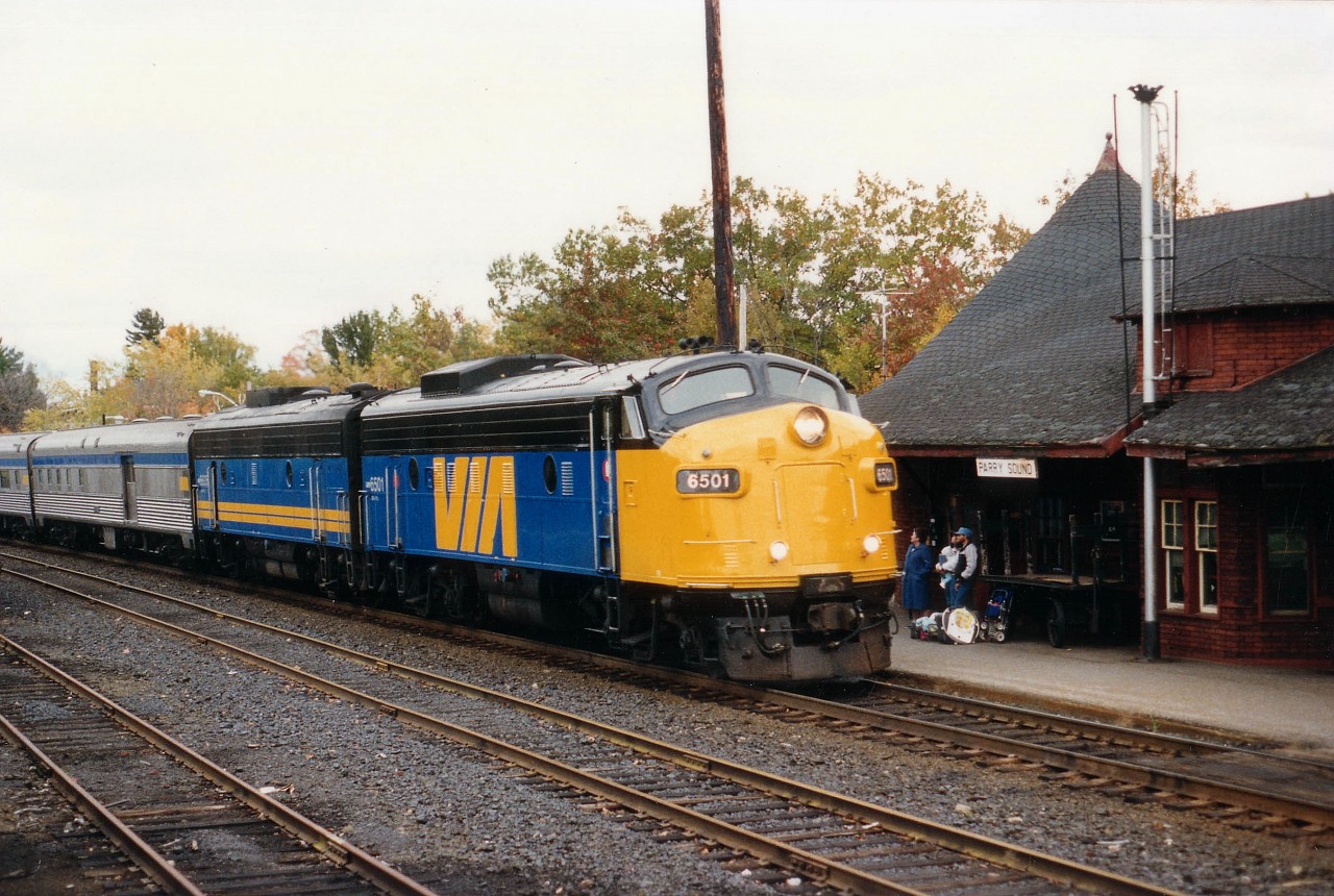 A nice clean paint job (sans "VIA" nose)on VIA 6501 as she slows to a stop at the Parry Sound CP station in order to pick up passengers. This Toronto section of the "Canadian" will then meet the Montreal version at Sudbury, combine, then make the run to Vancouver. Second engine is "B" 6635.