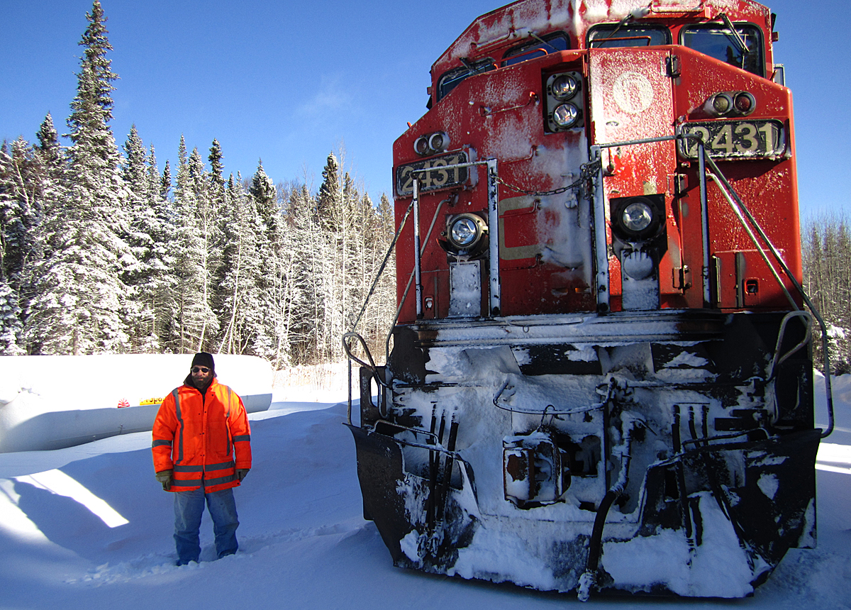 Man and machine.  Although U.S. made, these units seem undeniably Canadian.  Especially when placed in a winter scene such as this.  Tucked into the siding at Oatland, probably waiting on a 112.