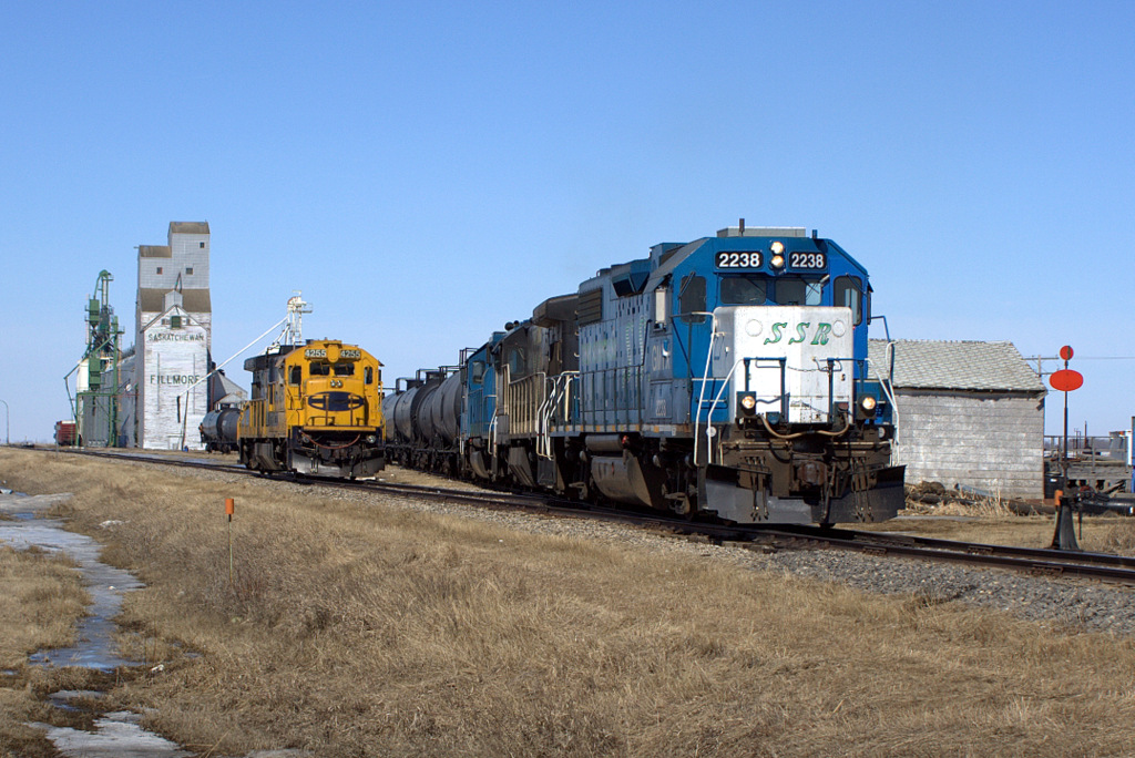2238 heads back out onto the main line after spotting a box car. It will then spot the 4255 into the same siding before continuing to Stoughton.