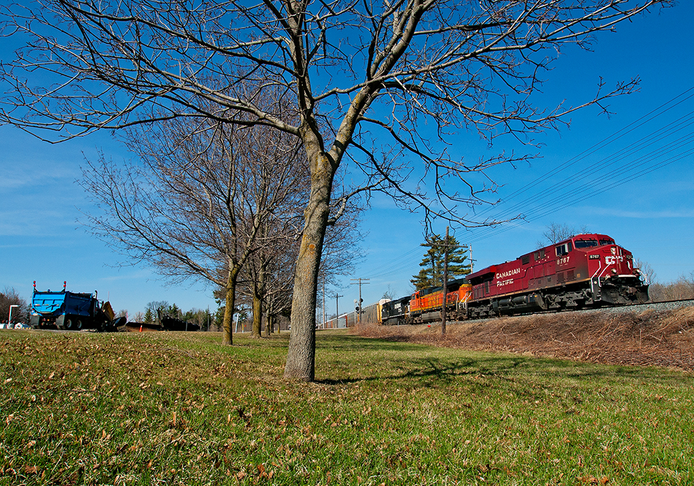 With work completed at Wolverton, CP 147 flies through Drumbo with some colour in the form of foreign power.