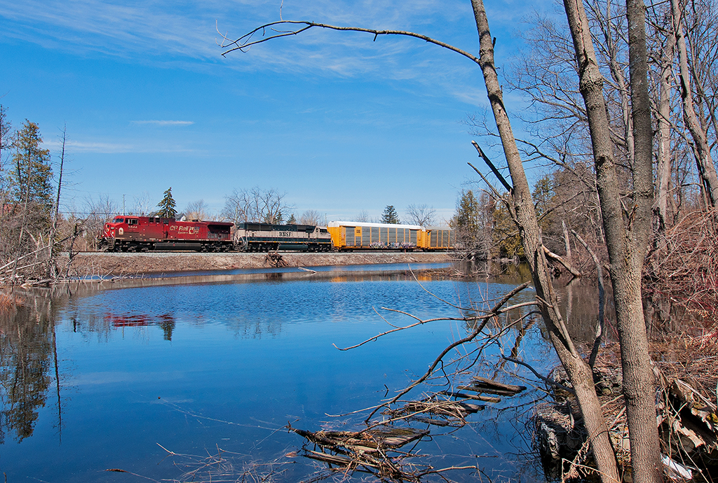 A grubby looking 9544 leased to the BNSF leads CP 147 up the grade, trailing is BNSF 9749.