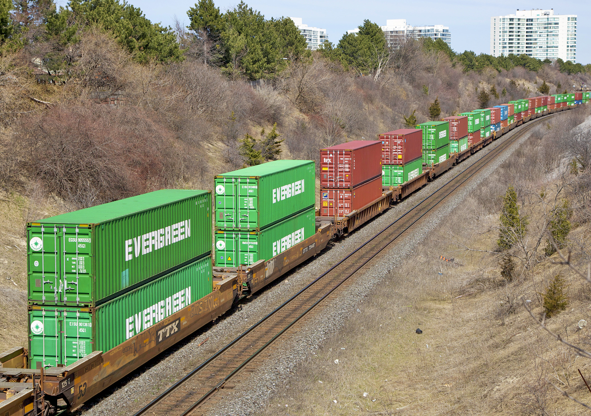 Compared to the grey CPPU cans on CP intermodals, CN really amps up the colour on their stackers, with many primary and complementary tones. Here, TEX, CMACGM and EVERGREEN cans populate endless platforms of CN Q104 at Hilda ave.