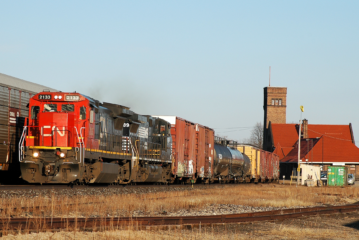 CN 2133 (ex-UP) - NS 9589 leading 69 cars through Brantford on M39931 09