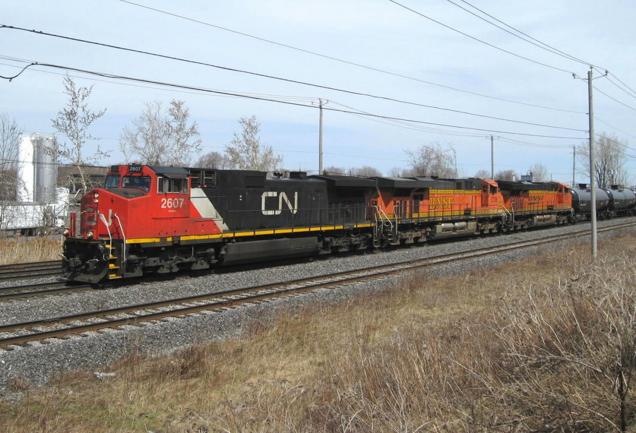 The Oil train #711 with 2 BNSF engines in the consist , arrive in St-Lambert from Valéro , on way to North Dakota !