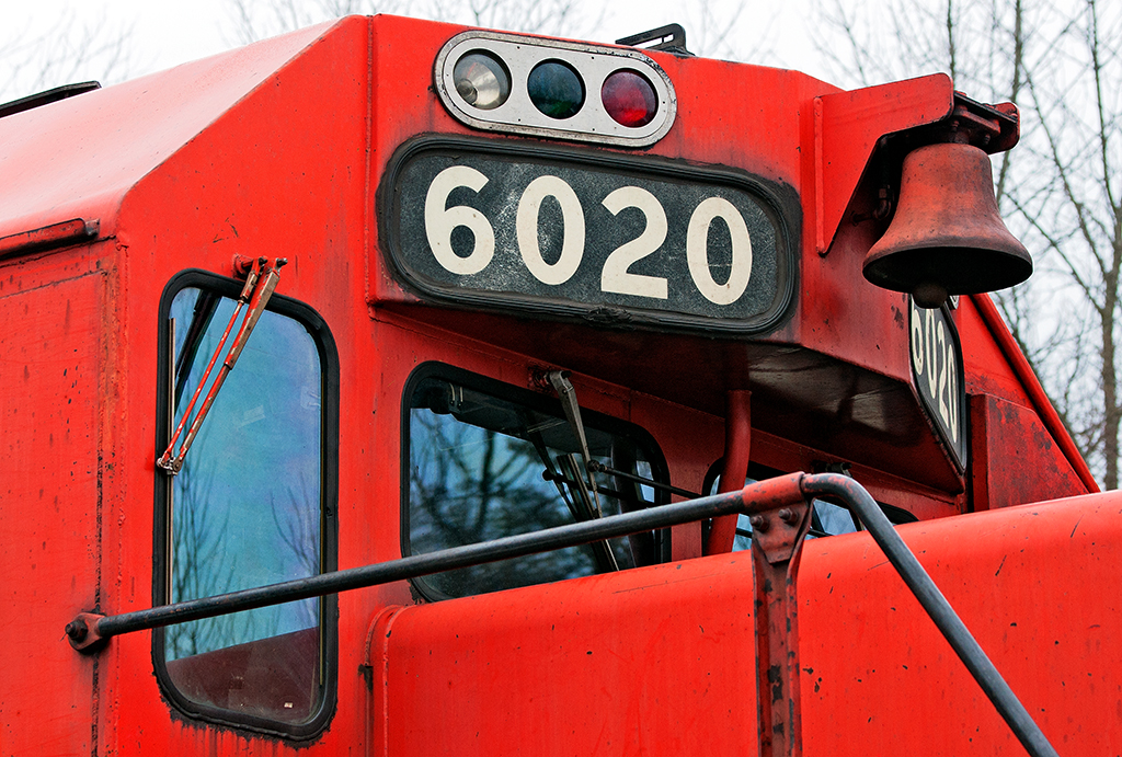 The only thing I like about these SD40-2's are the Canadian spotting features which include, cab mounted bell, class lights. Even after all these years, her action red paint still looks much intact.