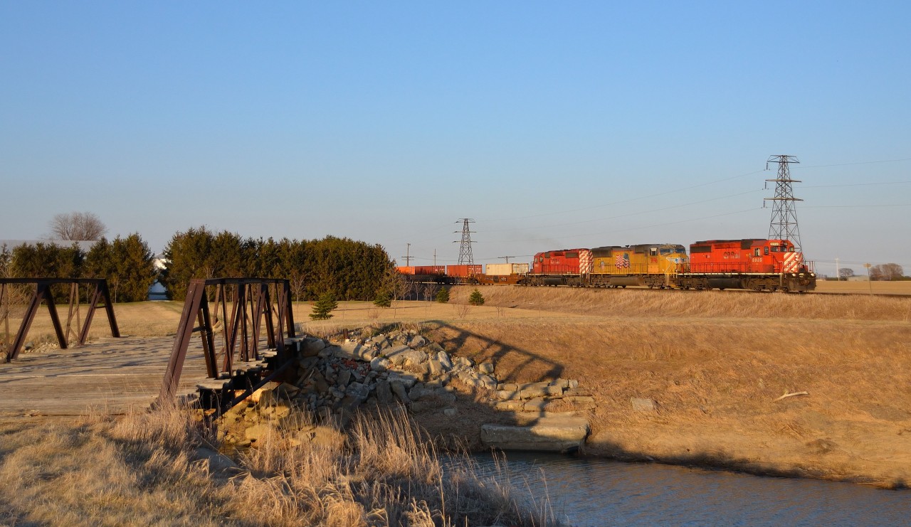 CP 235 heads westbound as it approaches Tilbury on its way into Walkerville.