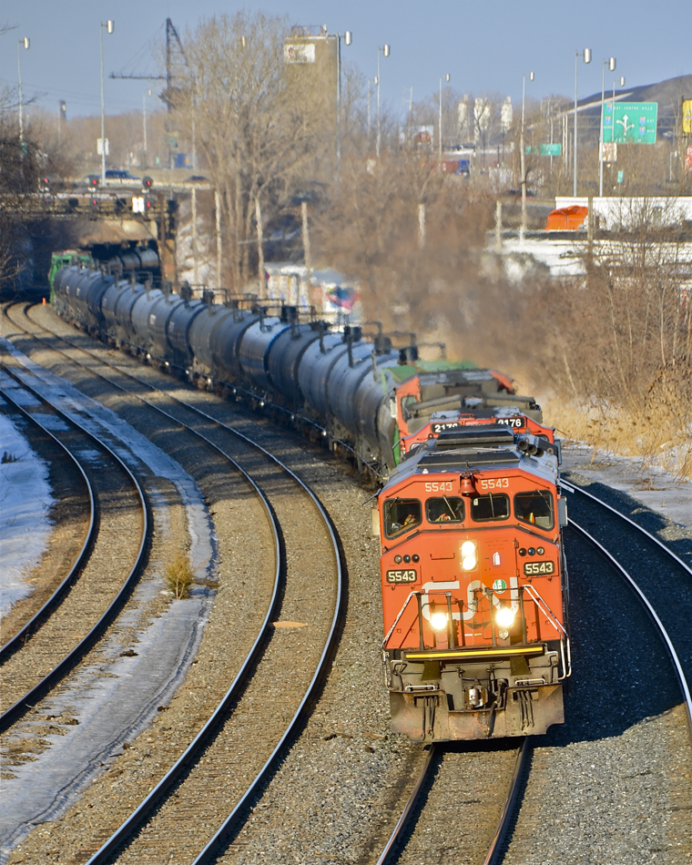 An unbelievably late CN 305 heads west after getting a new crew at Turcot West. Power is CN 5543, CN 2176 & CN 2578. For more train photos, click here.