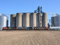 CN 385 heads west towards Sarnia as it passes by the grain elevator at Wanstead.