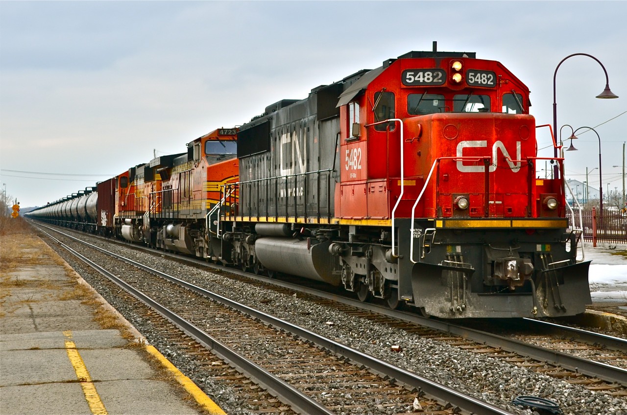 CN 710 rockets through Dorval with an ex-Oakway SD60 and 2 BNSF units, including the Microsoft Train Simulator unit (CN 5482, BNSF 4723 and BNSF 9905). For more train photos, click here.