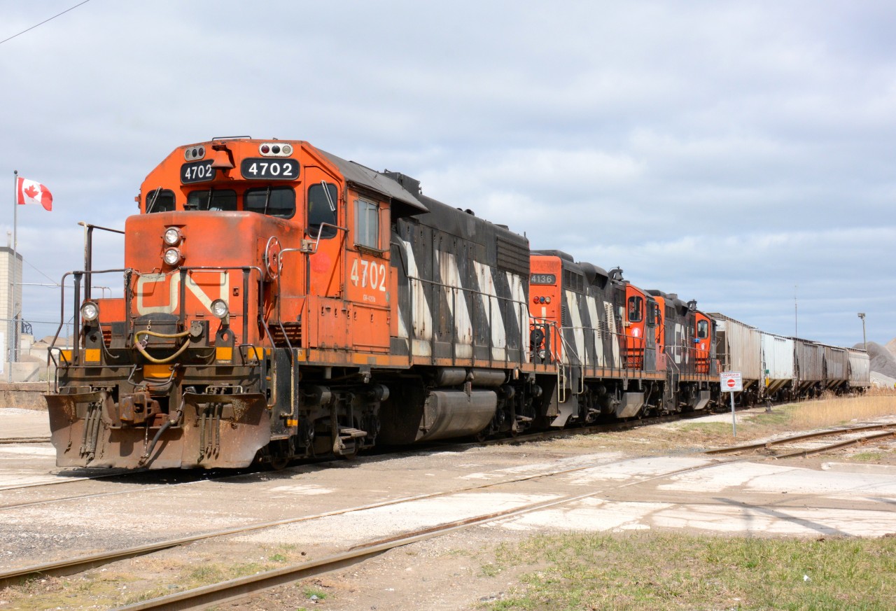 CN4702 with CN4136 and CN7245 finished with the grain elevator switch and about to pick up tank cars by Imperial Oil.