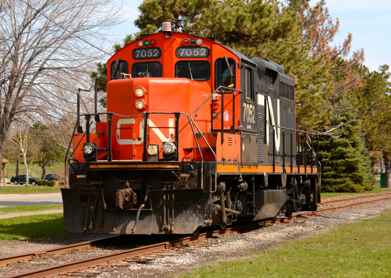CN7052 heads back to the Sarnia yard all alone after a switch at the Cargill elevator.