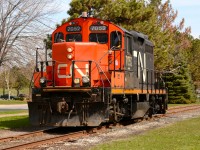 CN7052 heads back to the Sarnia yard all alone after a switch at the Cargill elevator.