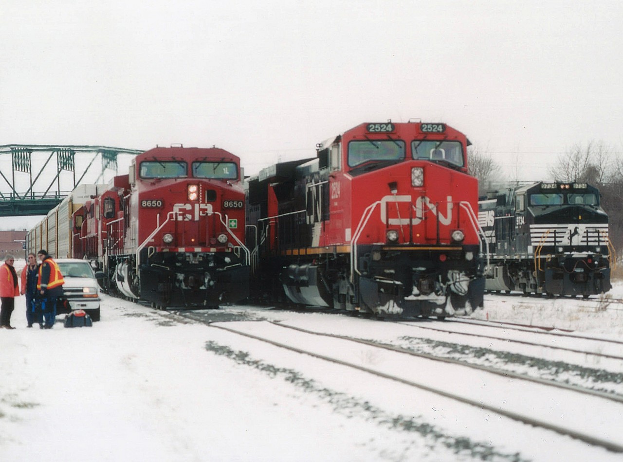 Full House!  All the major players come together at one time down at Fort Erie, CN #339 with 2524 and 5690 flanked by (right) NS #369(H3R)9734, 8438(CR) and UP 4586. About to head Stateside is CP #256 with 8650. 5652 and 5587. Once these trains disperse you can be assured the rest of the day is going to be vewy,vewy quiet.
