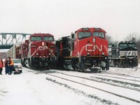 
Full House!  All the major players come together at one time down at Fort Erie, CN #339 with 2524 and 5690 flanked by (right) NS #369(H3R)9734, 8438(CR) and UP 4586. About to head Stateside is CP #256 with 8650. 5652 and 5587. Once these trains disperse you can be assured the rest of the day is going to be vewy,vewy quiet.