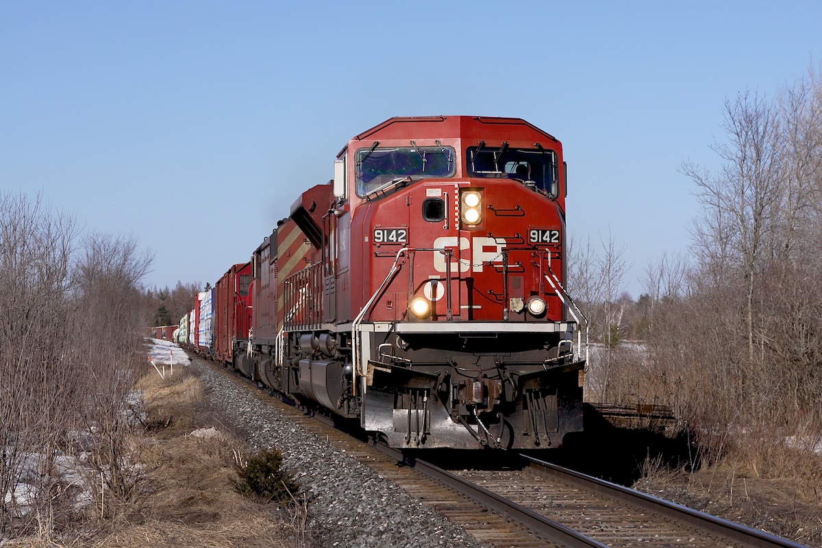 9142 leads an unknown southbound train through CP Medonte near Coldwater, ON
