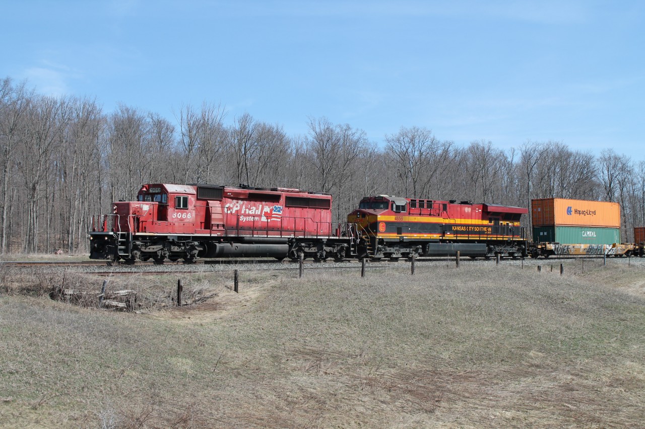 It has been a while since I have been trackside on a Thursday and having spent three hours with nothing to show but Hi-Rails, I was about to leave when the scanner said a westbound led by 6066 was coming. I had been at Blandford on Sunday when 6066 headed east with 6250 and KCS  Mexico 4655 went through with a mixed freight. Could I be lucky? I arrived at Wolverton west end to see 6066 and 4655 lead a string of intermodals. Somewhere they had been turned and had "ditched" the SD60 and were heading west!