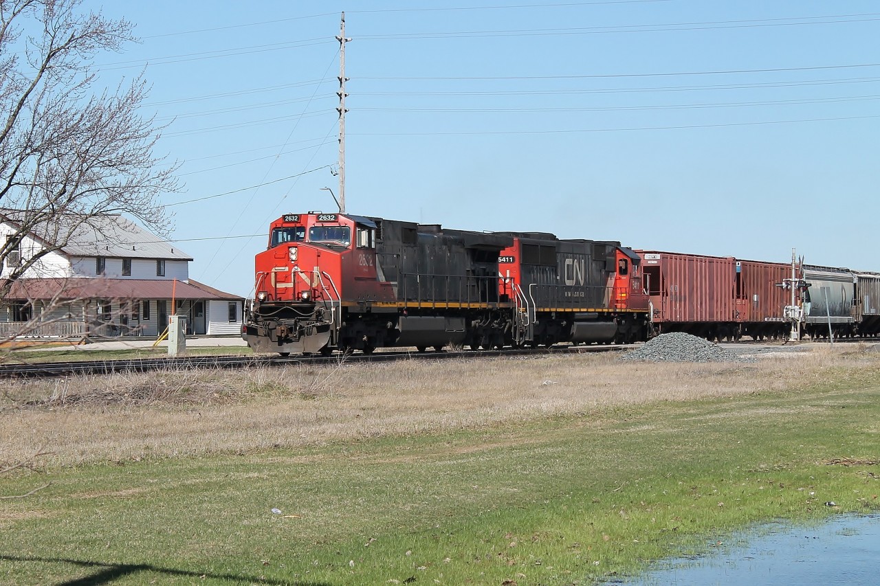Back to Princeton where the temporary lake was rapidly evaporating in the sunshine. If I heard correctly on the scanner the westbound was number 435 and hauled by 2632 and 5411.