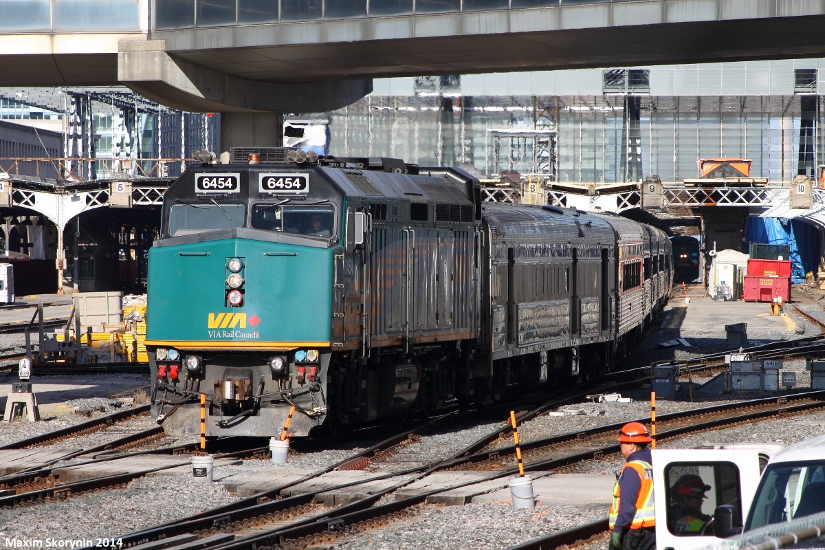 VIA rebuilt F40PH-3 quickly picks up speed from Union station and passes the railfan on the end of the Skywalk, behind what is now the newly built Ripley's Aquarium of Canada. I visited in the day and it was a awesome, recommended place if you're ever in the area. This location is great if you want to see lots of trains, however, the shots are not the greatest and the only action is GO Trains and VIA Rail Trains.