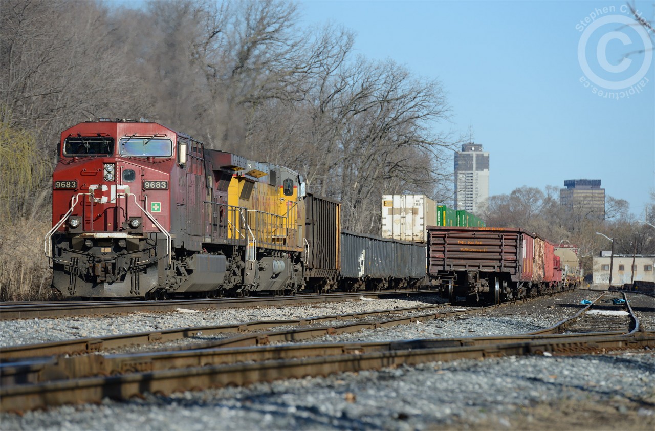 At Kinnear - 143 pauses - not for a crew change, for paperwork with a splash of yellow of the Union Pacific.