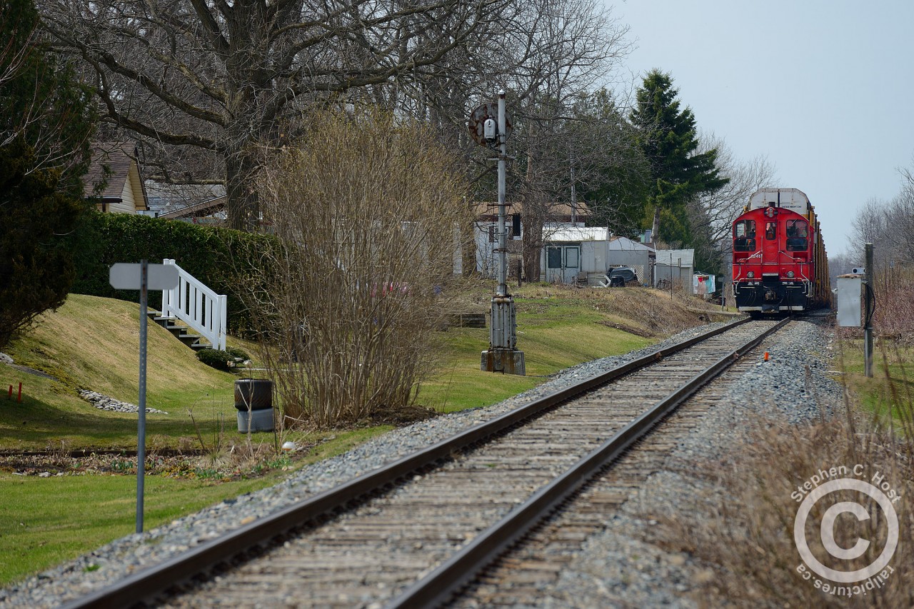 OSR waits at the 1 mile approach signal to Carew Diamond with a pair of SW1200's and 5000 feet of train - CP 242 was handing off 6000' of autoracks to the CP Pender (Toyota) job ahead of OSR on the Galt sub.
One has to like the backyards seen here - the railway having been integrated into the landscaping by neighbours.
