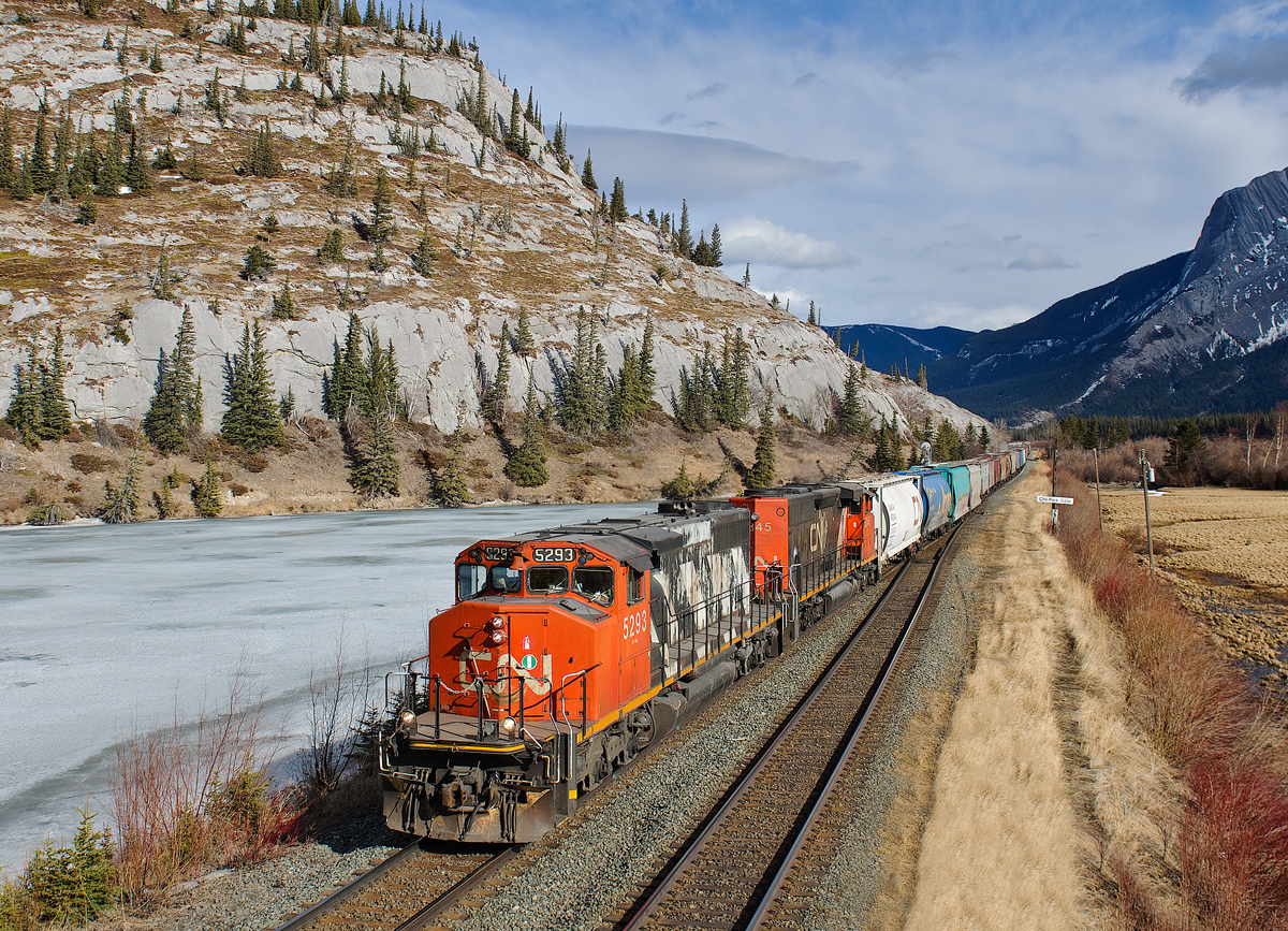 A pair of classic CN SD40-2Ws take the north track at Park Gate with an 85 car L513 made up of traffic from Hinton and Swan Landing.