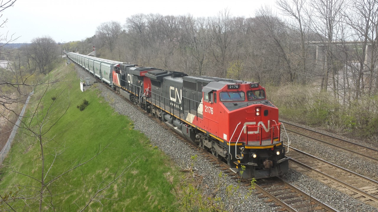 2176 leads 2809 out of Hamilton towards Aldershot after making a 99 car pickup in Hamilton.